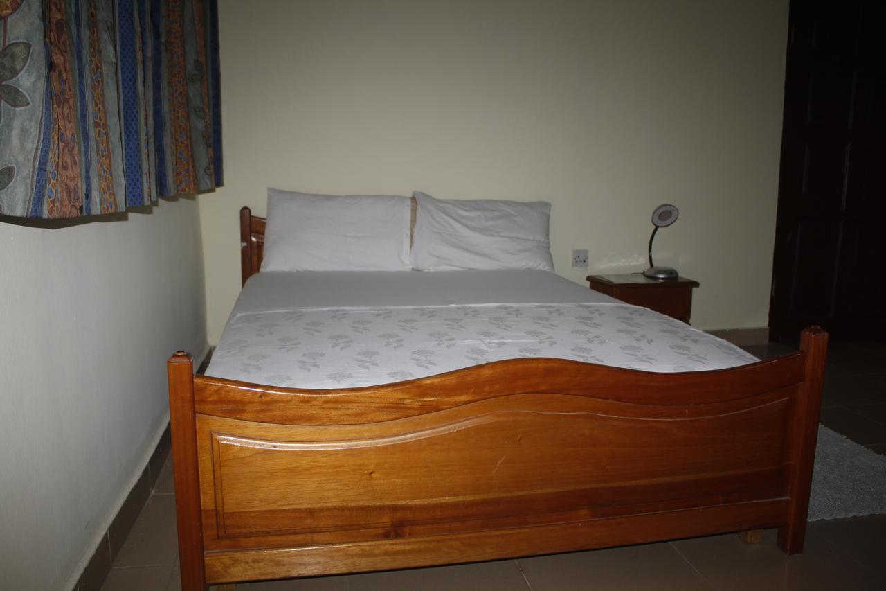 Dokua Royal Hotel Kwabenya Exterior foto