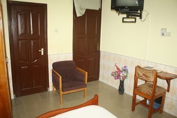 Dokua Royal Hotel Kwabenya Exterior foto